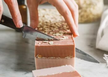 Jabón de avena casero calmante con manteca de karité y miel