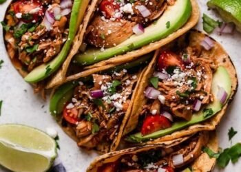 Tacos de pollo sencillos en olla de cocción lenta (con opción de olla instantánea)