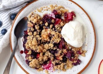 Crujiente de arándanos y manzana | Kara Lydon