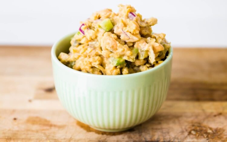Sándwich de ensalada de garbanzos y atún: rico, rápido y vegano