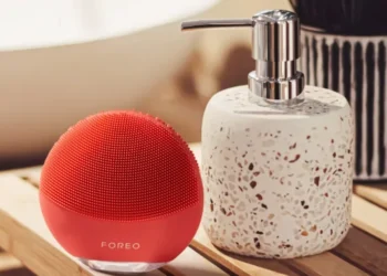 Este dispositivo de saneamiento adorado por las celebridades hace su comienzo en la cuarta temporada de ‘Emily en París’