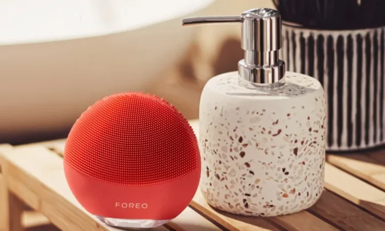 Este dispositivo de saneamiento adorado por las celebridades hace su comienzo en la cuarta temporada de ‘Emily en París’