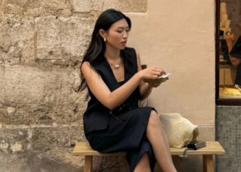 5 zapatos antitendencia que lucen elegantes con faldas midi negras